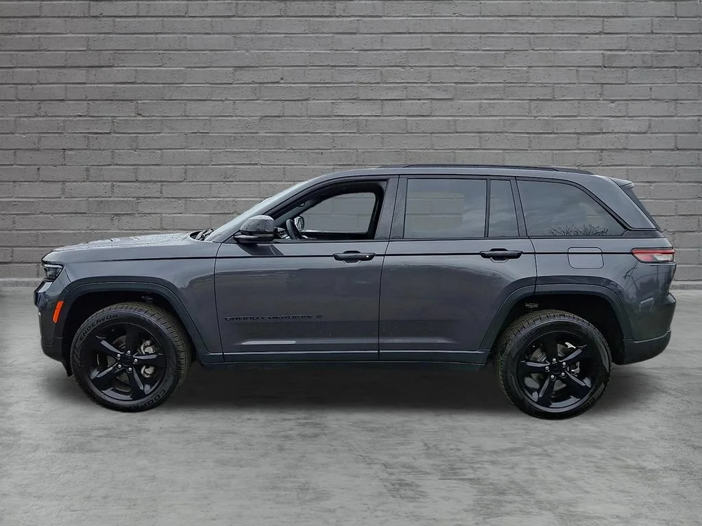 Used 2023 Baltic Gray Metallic Clearcoat Jeep Altitude image 7