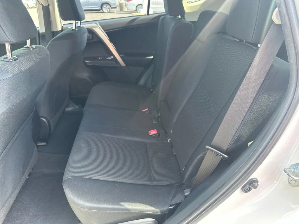 Used 2015 White Toyota LE image 10