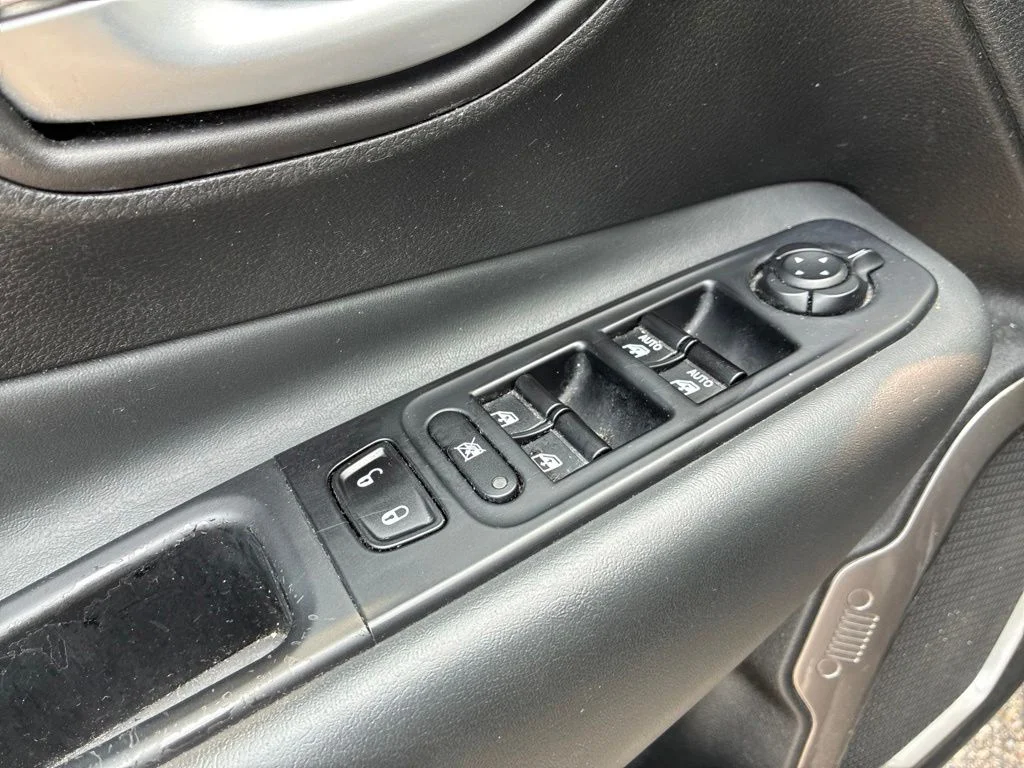 Used 2023 Black Jeep Latitude image 13