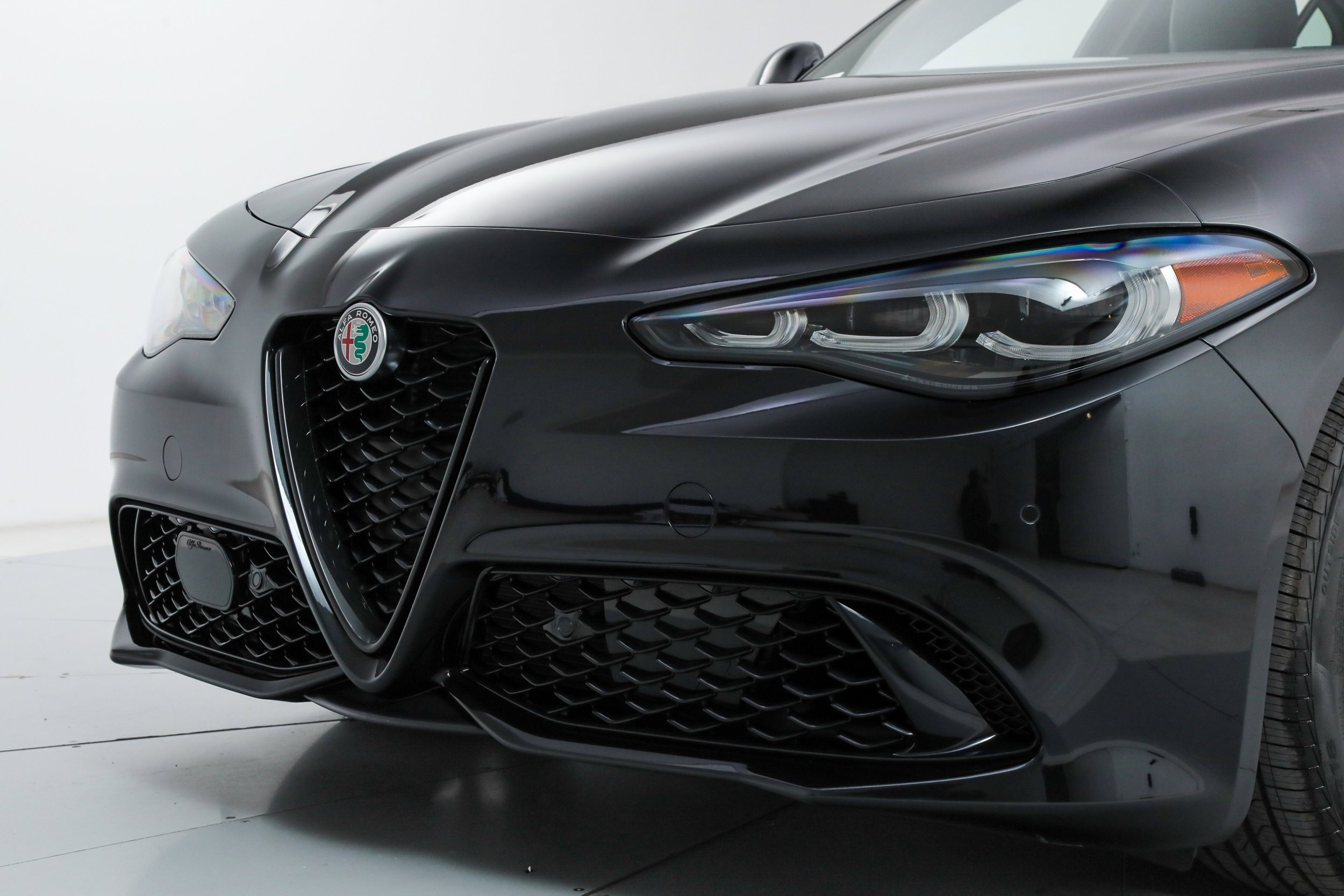 New 2026 Vulcano Black Metallic Exterior Paint Alfa Romeo  image 9