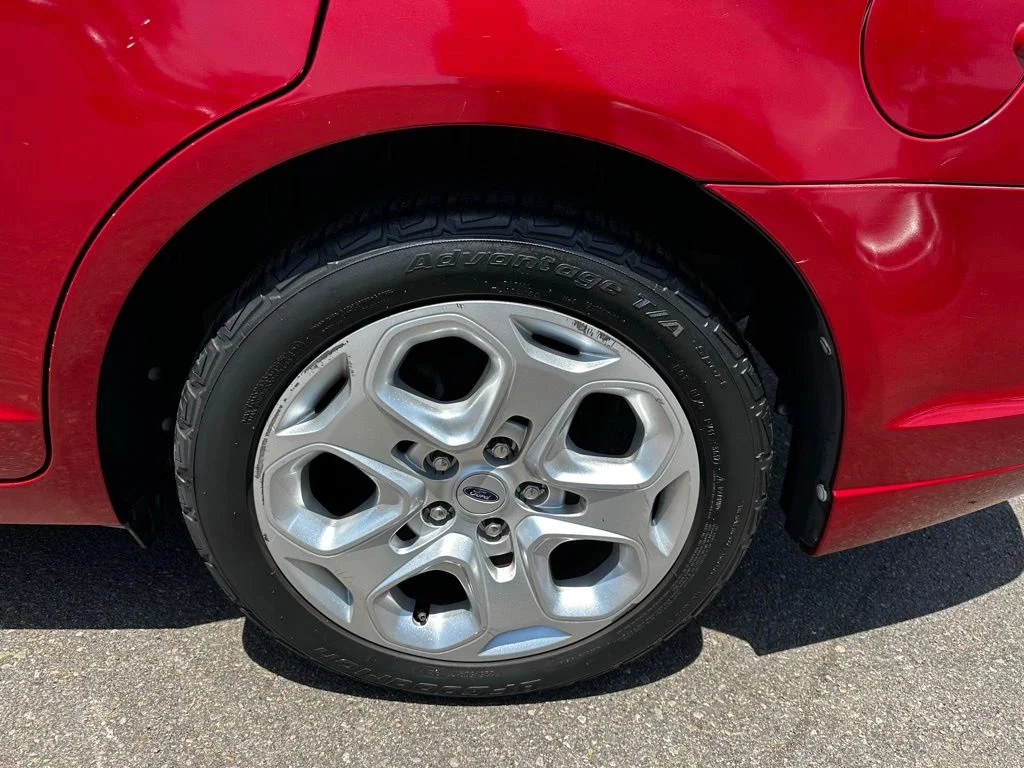 Used 2010 Red Ford SE image 9