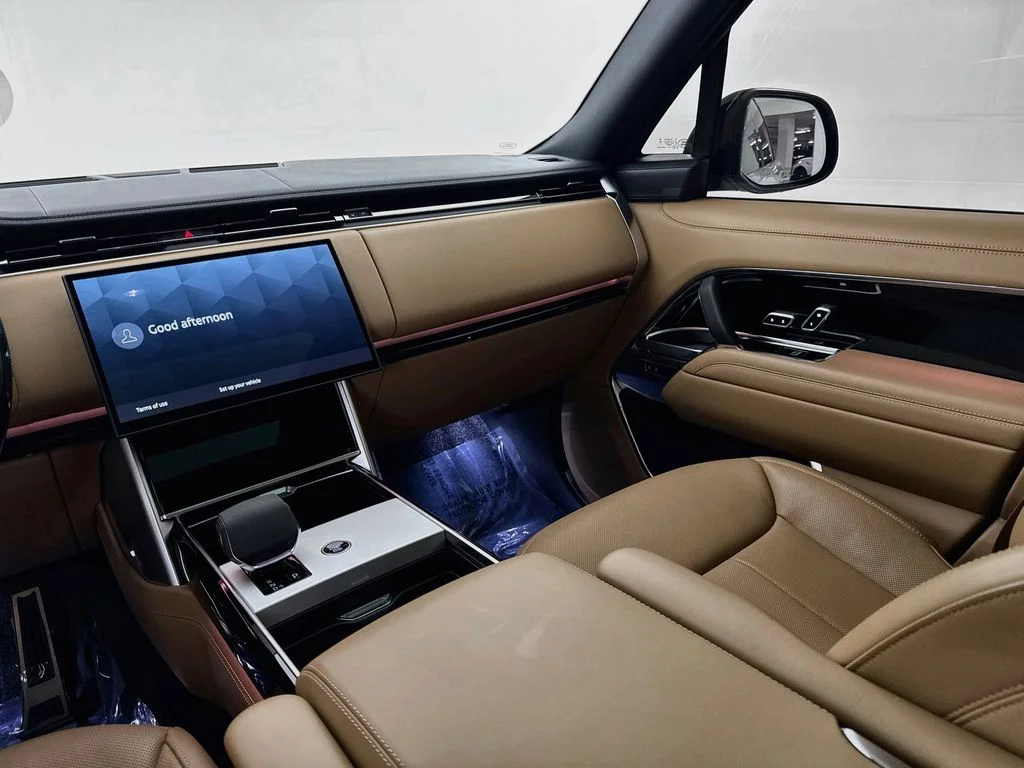 Used 2025 White Land Rover SE image 24