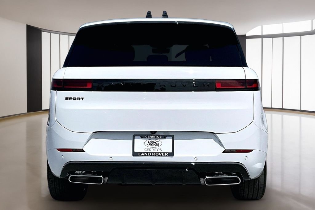 New 2026 FUJI WHITE Land Rover Dynamic SE image 4