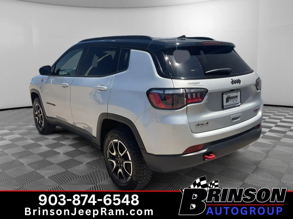 Used 2025 Silver Zynith Metallic Clearcoat Jeep Trailhawk image 5
