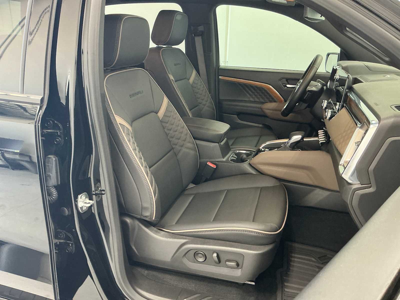 Used 2025 Onyx Black GMC 4WD Denali image 23