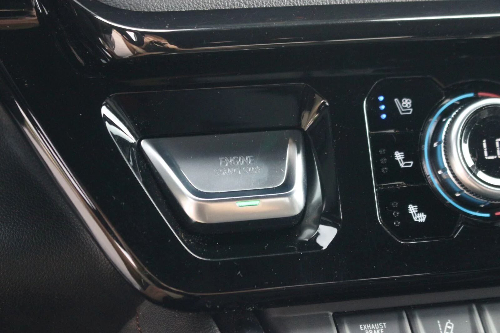 Used 2024 Summit White GMC AT4 image 27