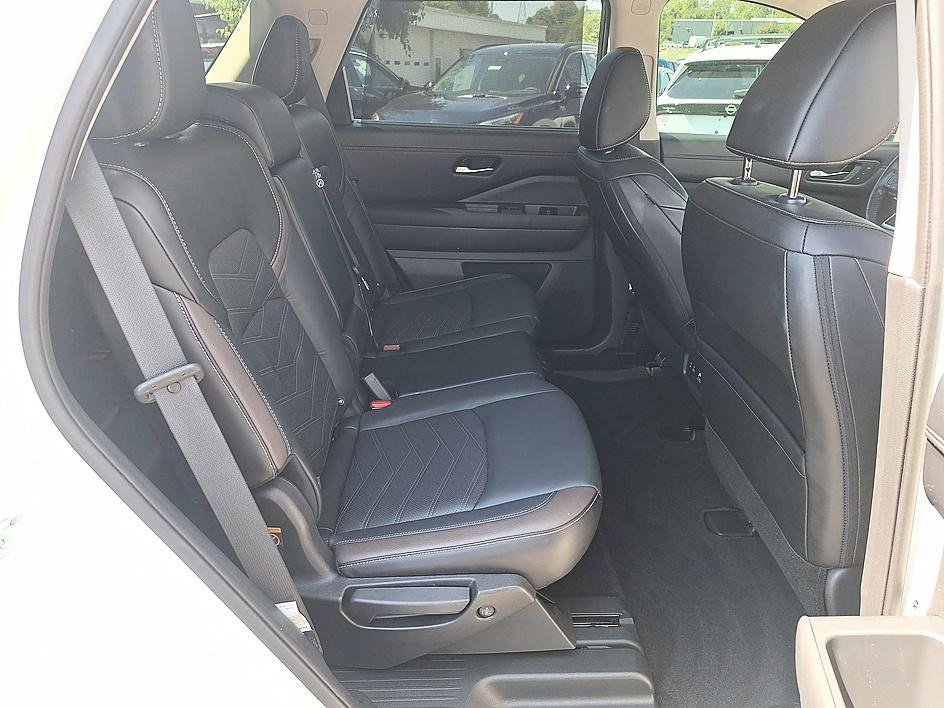 Used 2023 Pearl White Tricoat Nissan Platinum image 22