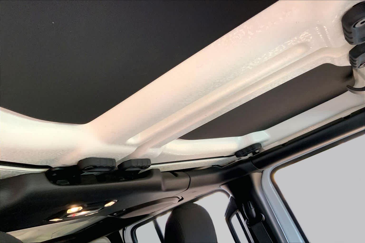 Used 2021 Bright White Clearcoat Jeep Unlimited Sahara image 18