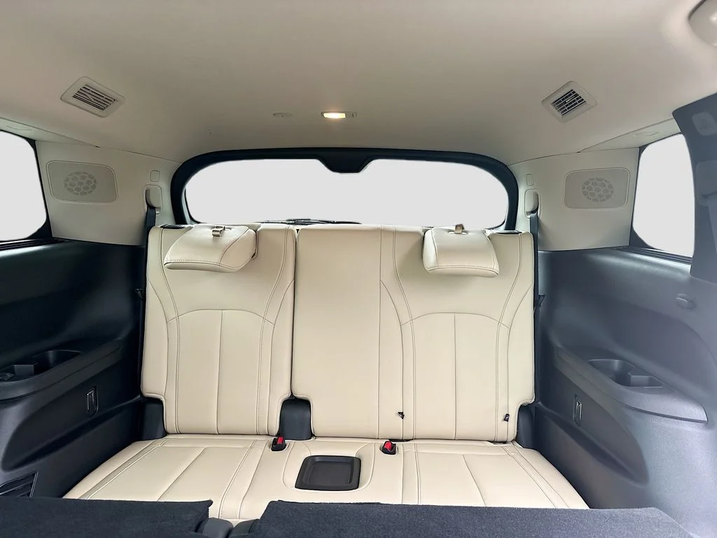 Used 2025 White INFINITI LUXE image 18