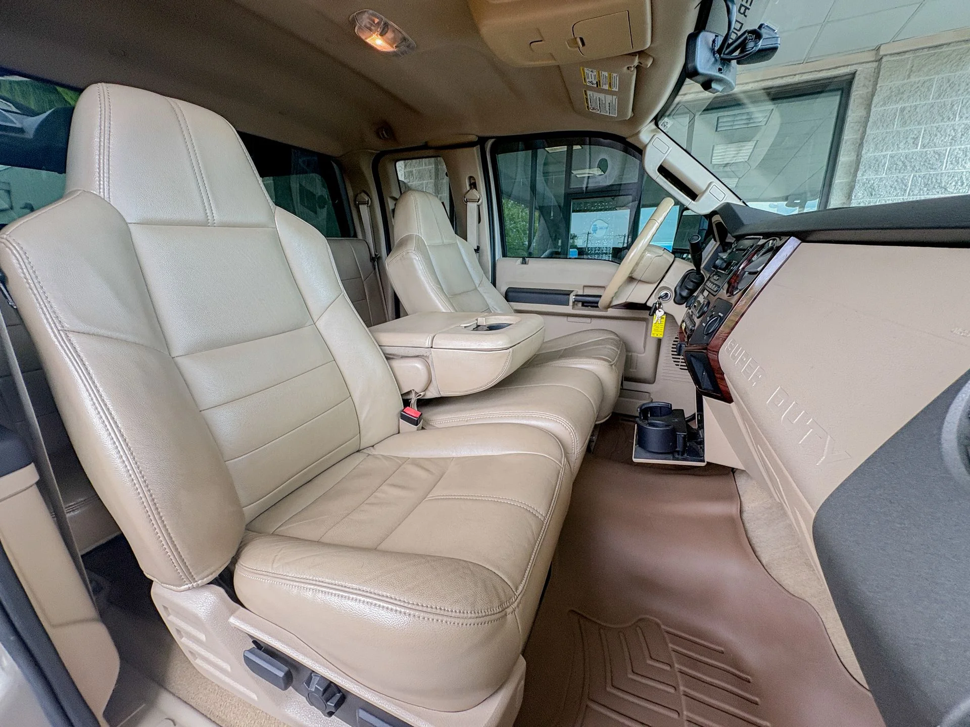Used 2008 Gold Ford Lariat image 24