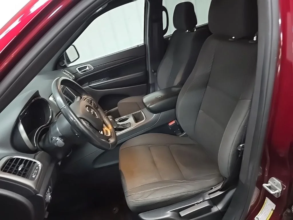 Used 2018 Red Jeep Laredo image 31