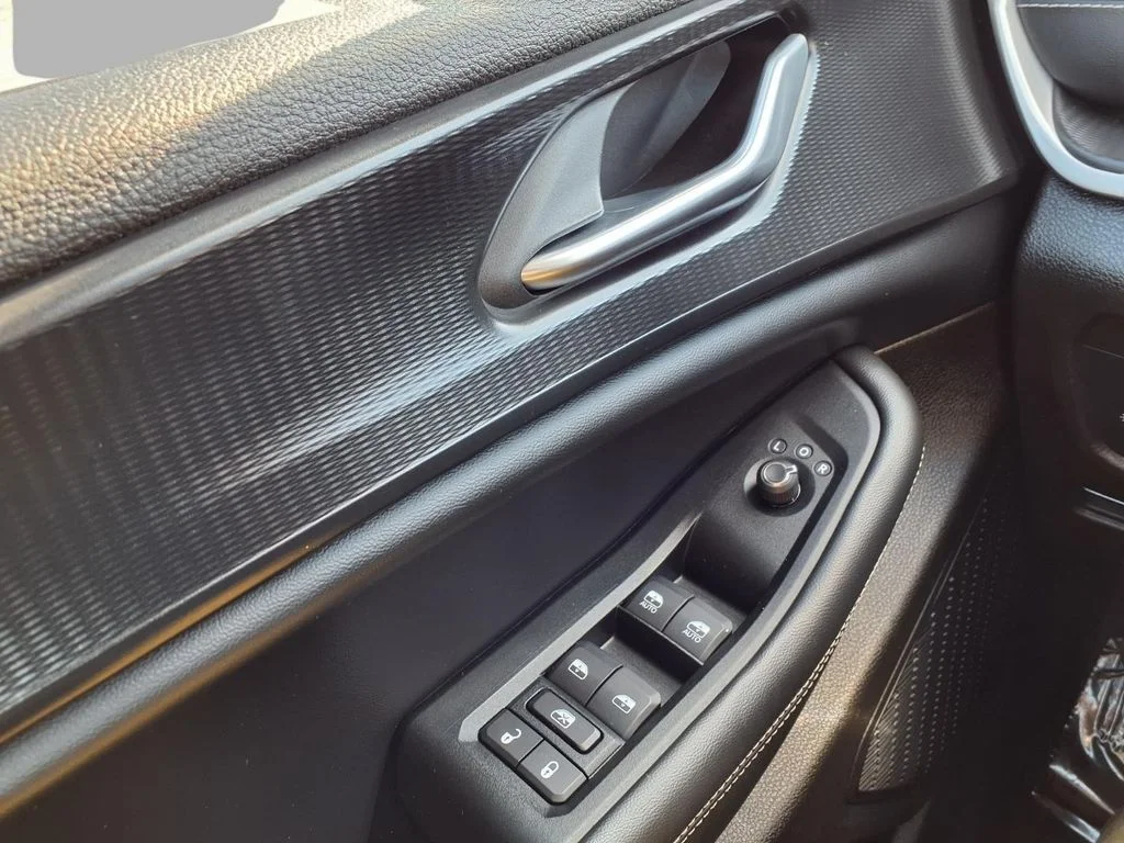 Used 2023 White/off-white Jeep Laredo image 18