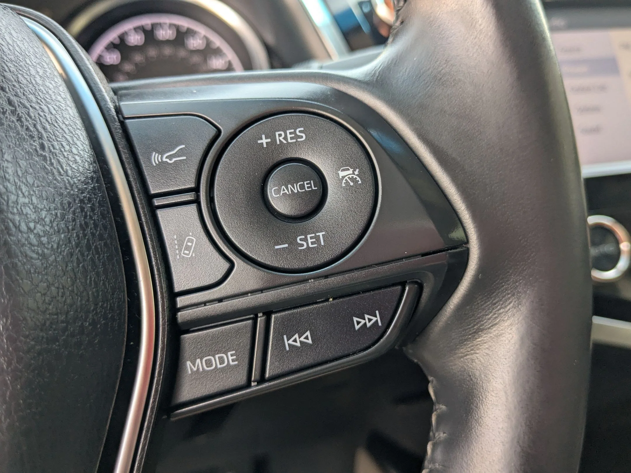 Used 2018 Super White Toyota SE image 19