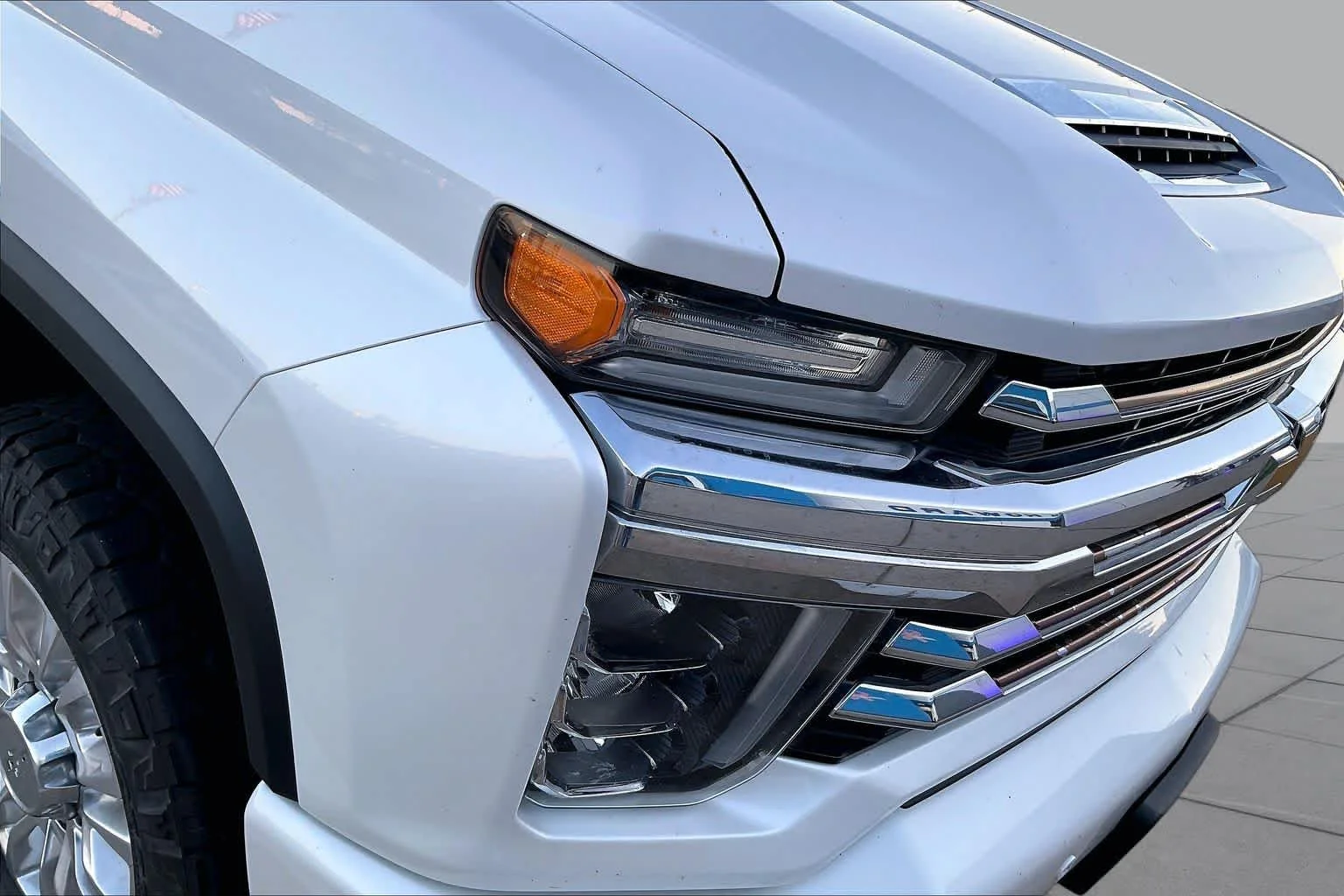 Used 2022 Iridescent Pearl Tricoat Chevrolet High Country image 25