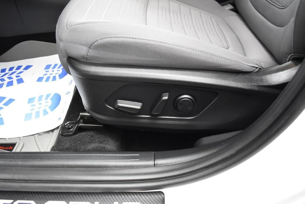 Used 2024 White Hyundai SEL image 17