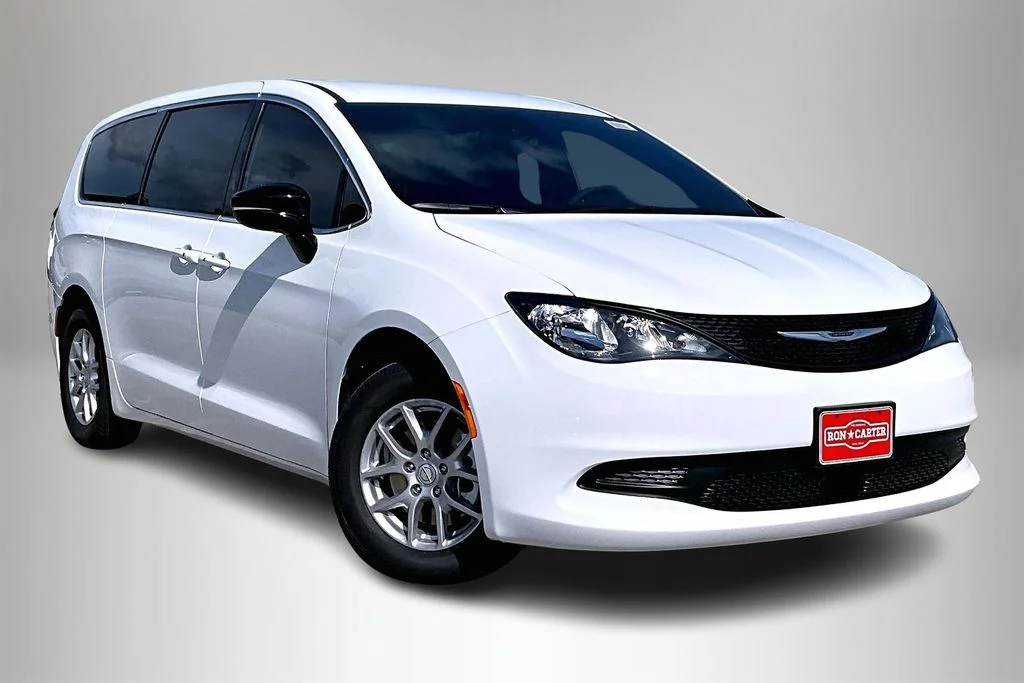 2025 Chrysler Voyager LX's photo