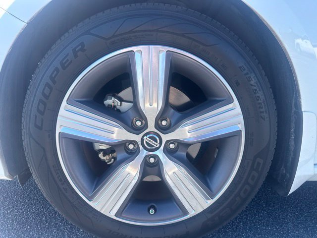 Used 2021 White Nissan 2.5 SL image 12
