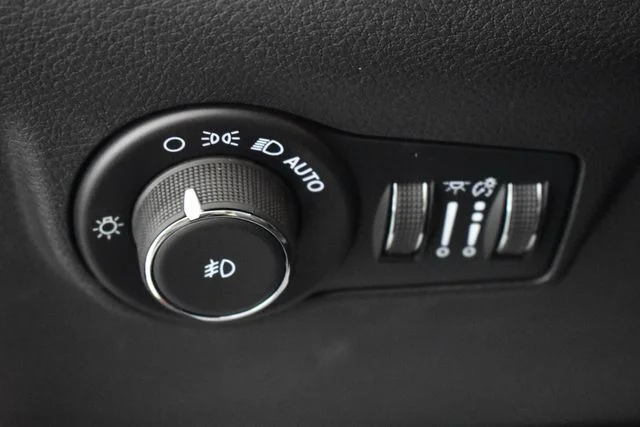 New 2026 Red Hot Pearlcoat Jeep Latitude image 21