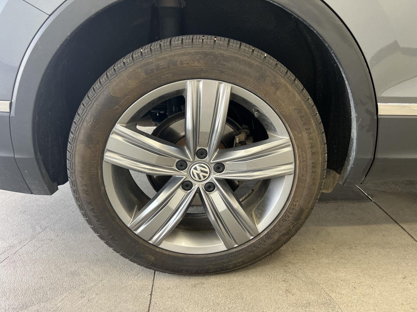 Used 2020 Platinum Gray Metallic Volkswagen SEL image 9