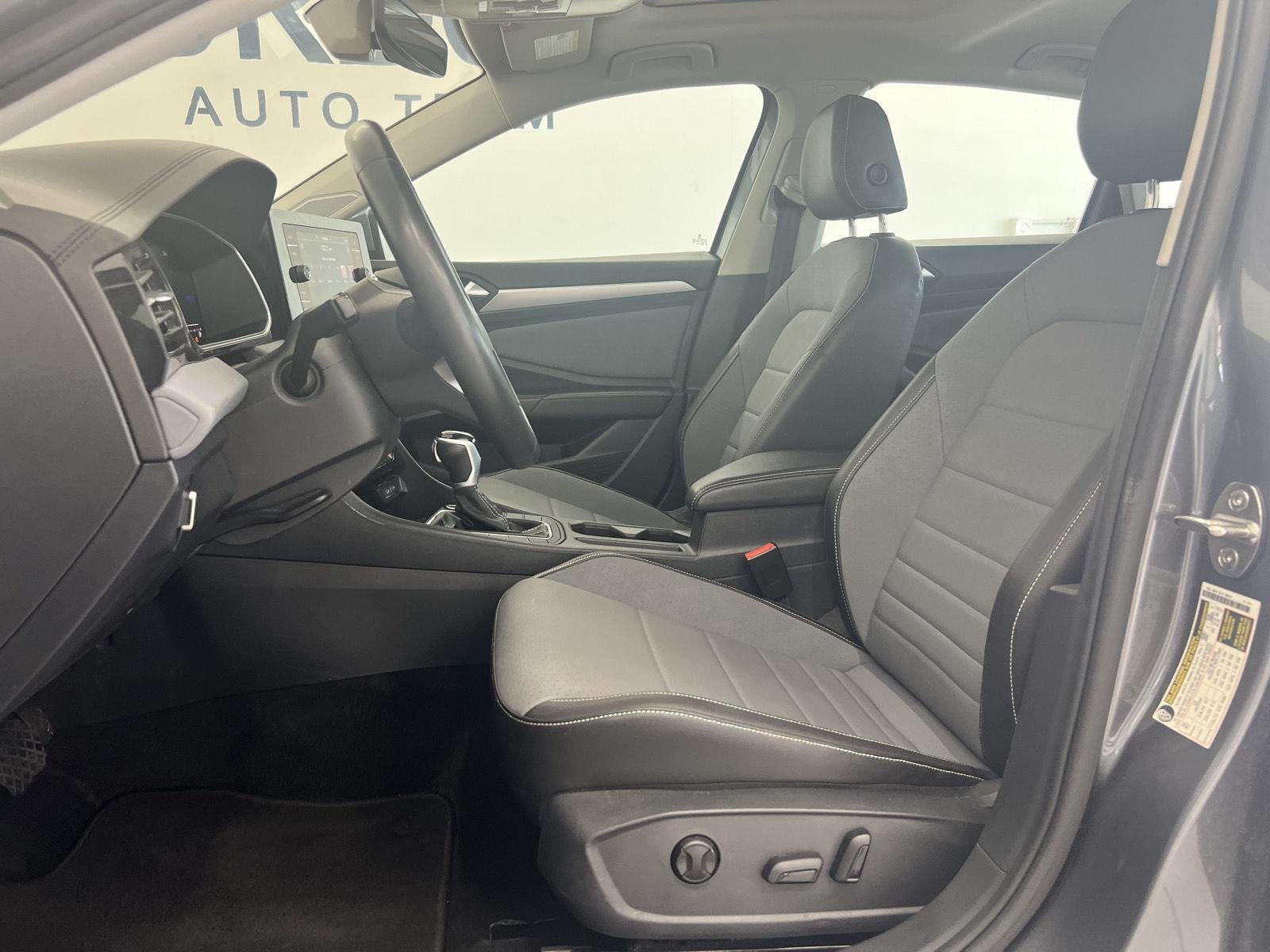 Used 2025 GRAY Volkswagen SE image 16