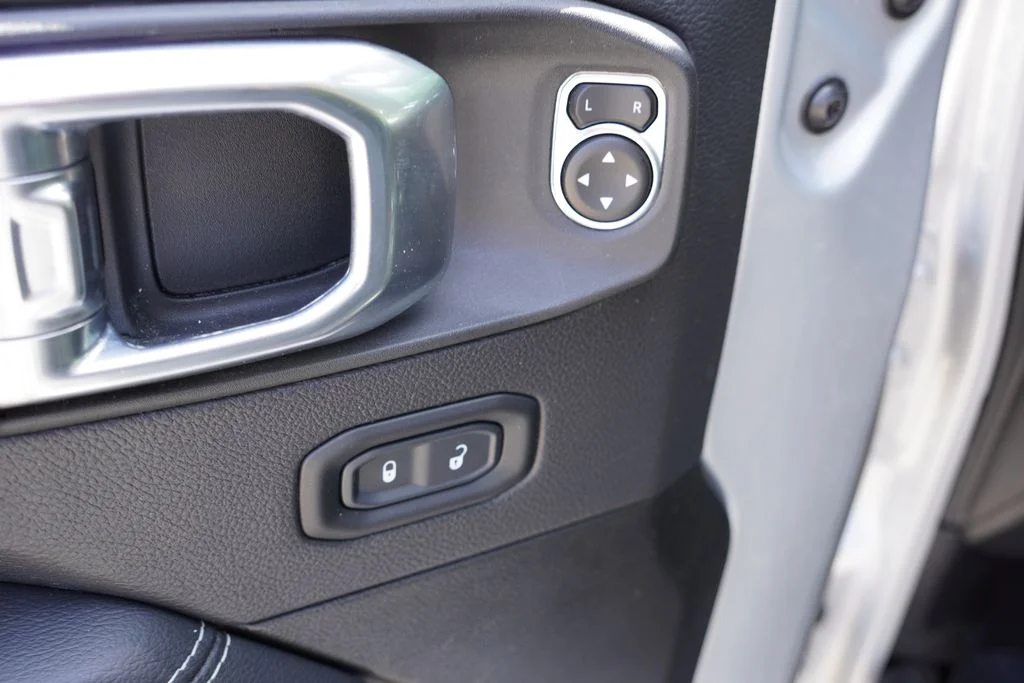 Used 2022 Silver Zynith Clearcoat Jeep Overland image 22