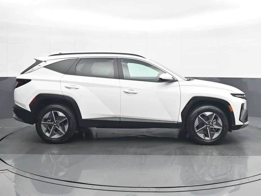 Used 2025 White Hyundai SEL image 7