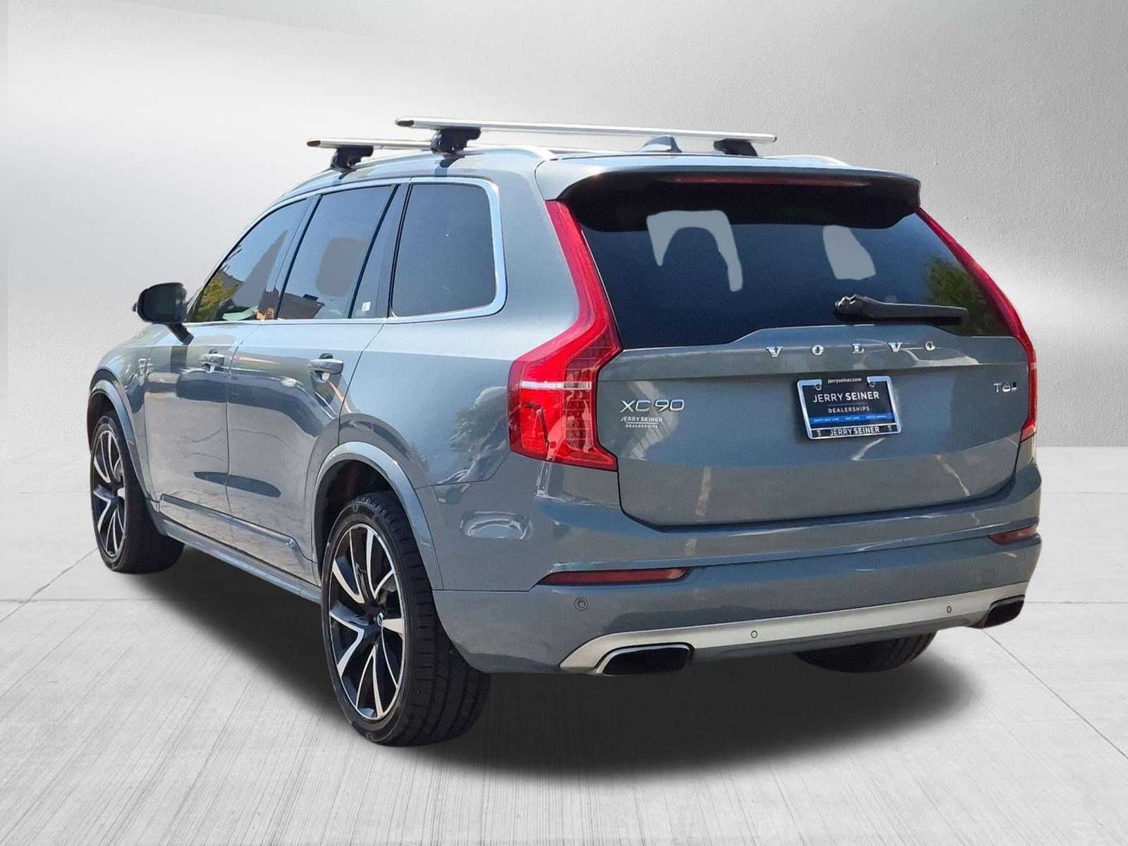 Certified Used 2020 Gray Volvo T6 Momentum 6 Passenger image 3