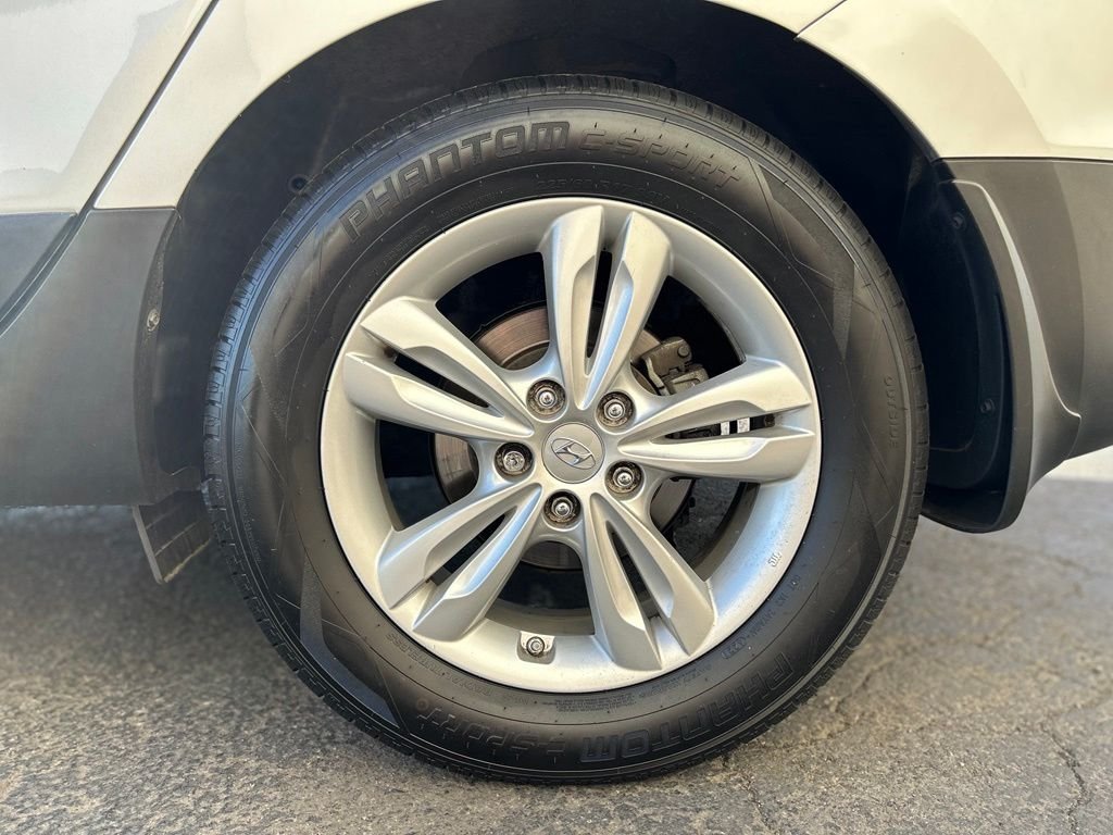 Used 2012 Diamond Silver Hyundai GLS image 10