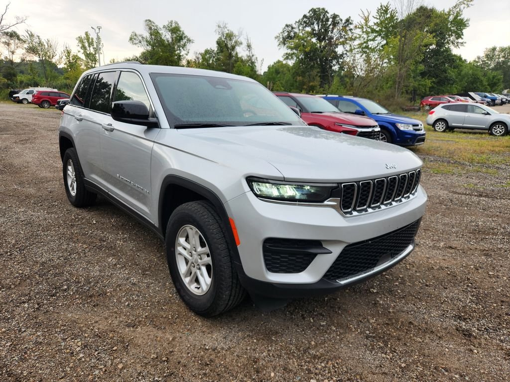 Used 2024 Silver Jeep Laredo image 3
