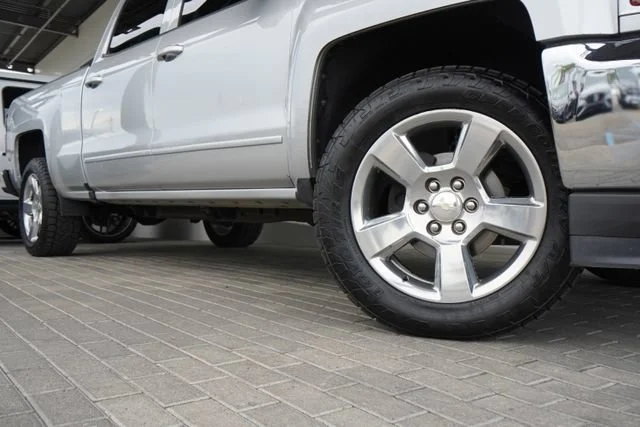 Used 2018 SILVER ICE METALLIC Chevrolet LT image 10