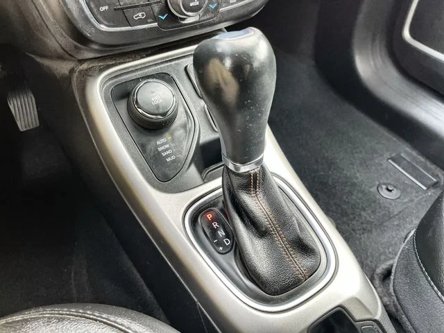 Used 2021 White Jeep Latitude image 22