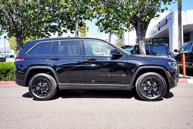 New 2026 Diamond Black Crystal Pearl-Coat Exterior Paint Jeep Altitude image 7