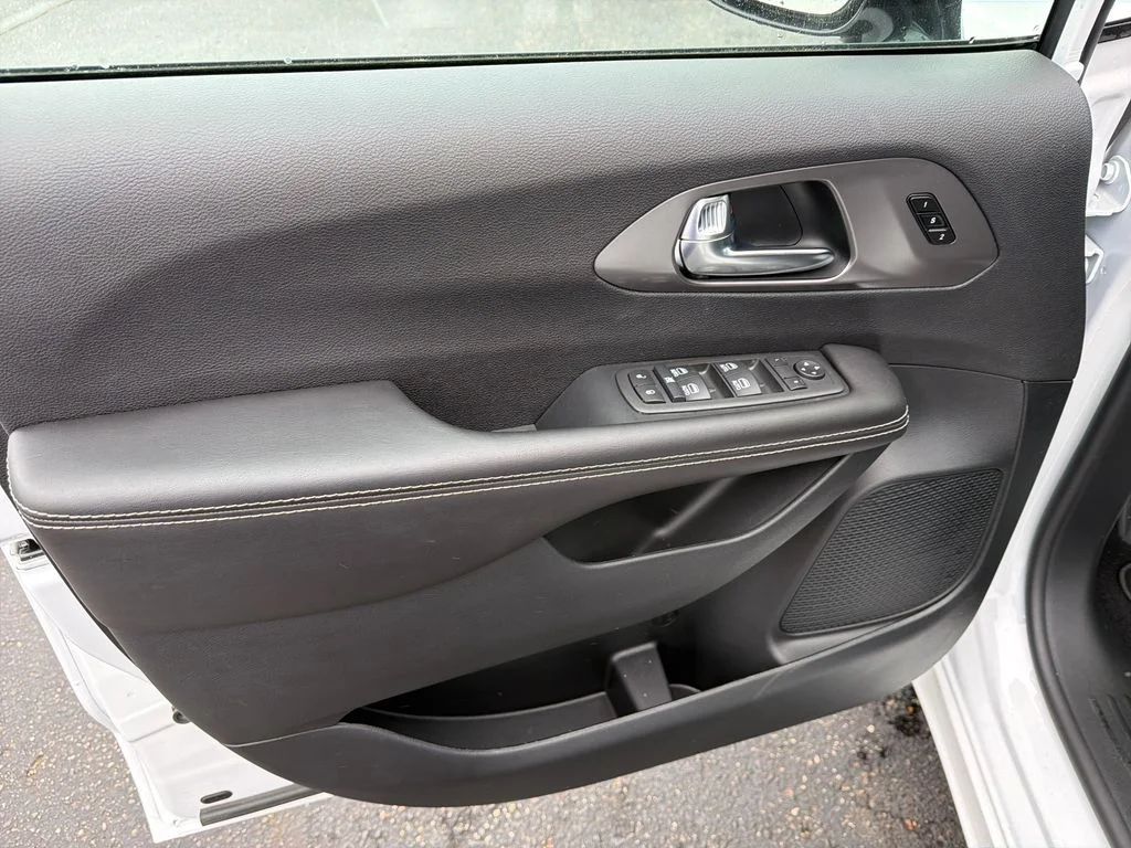 2026 Chrysler Pacifica Select - Photo 10