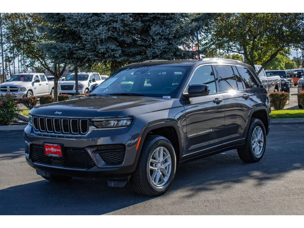 Used 2024 Baltic Gray Metallic Clearcoat Jeep Laredo X image 4
