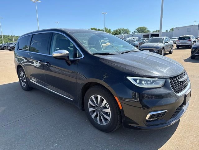 2023 Chrysler Pacifica Hybrid Limited Hybrid's photo