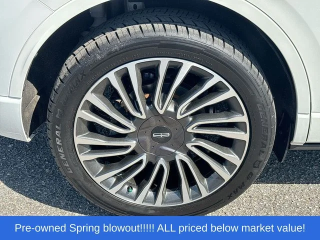 Used 2022 White Lincoln Standard image 11