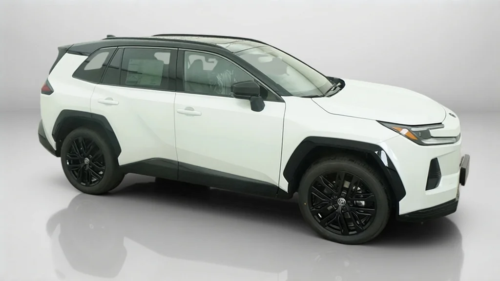 New 2026 Wind Chill Pearl with Midnight Black Metallic roof Toyota XSE image 6