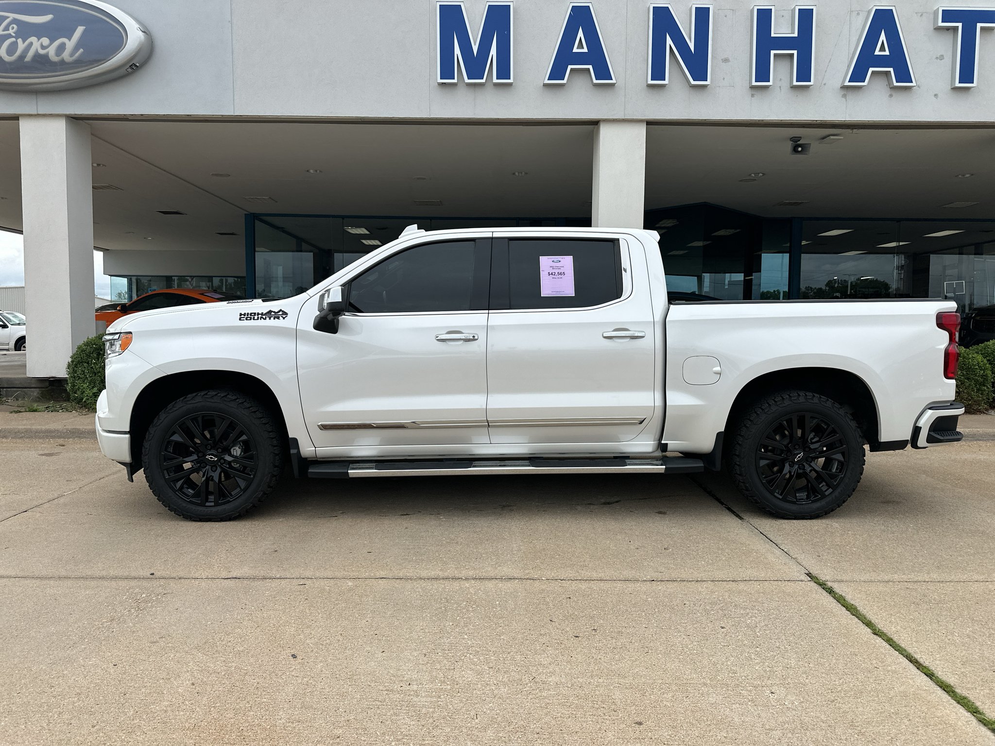 Used 2022 Iridescent Pearl Tricoat Chevrolet High Country image 13