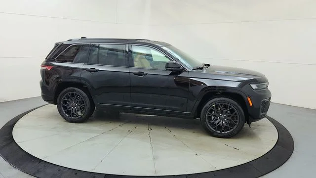 New 2026 Diamond Black Crystal Pearl-Coat Exterior Paint Jeep Summit image 13