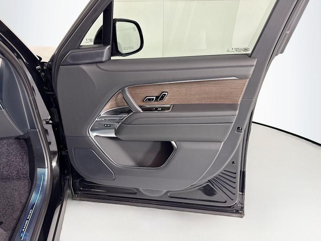 New 2026 Santorini Black Land Rover SE image 25