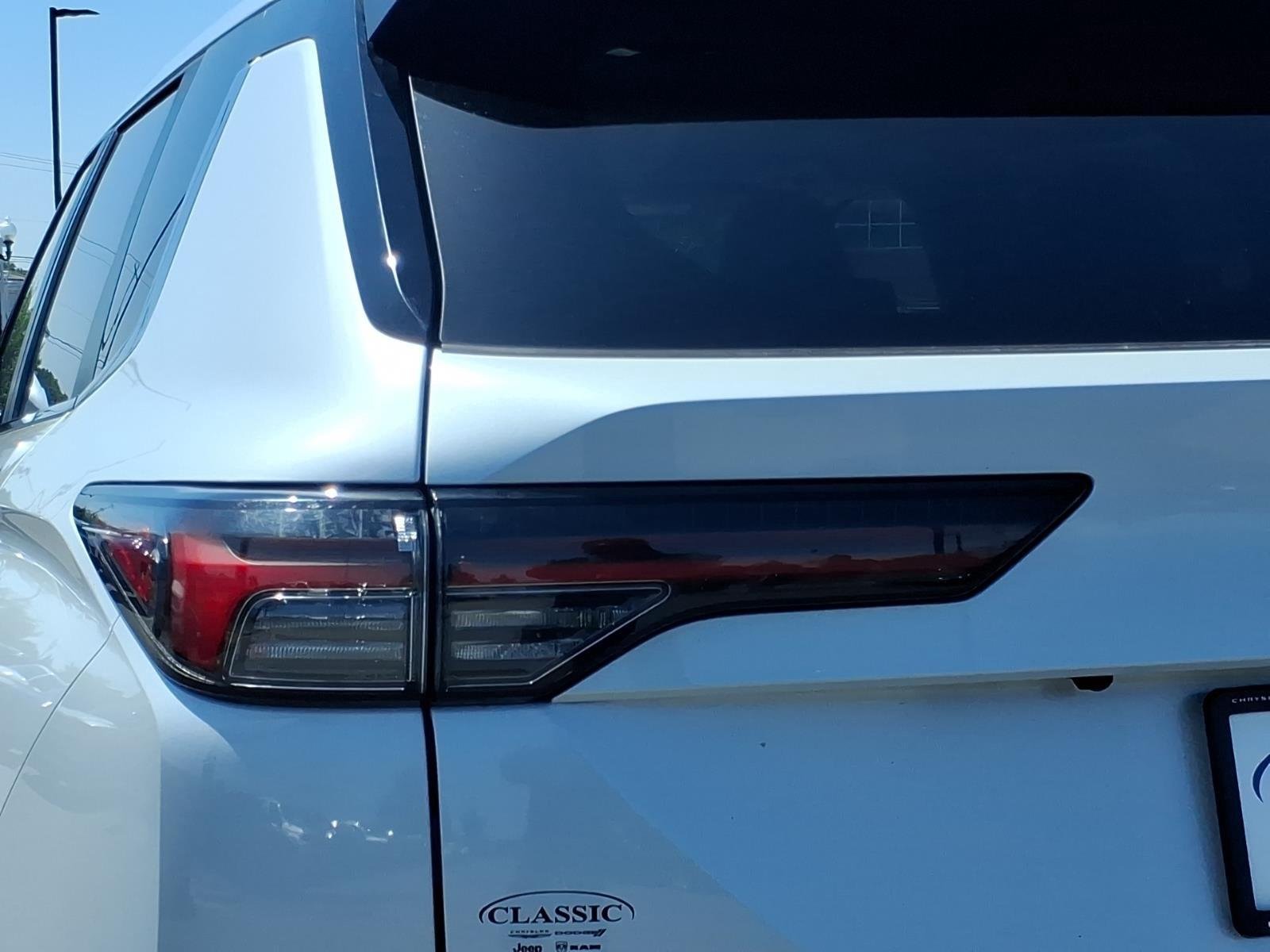 Used 2025  Mitsubishi SE image 17