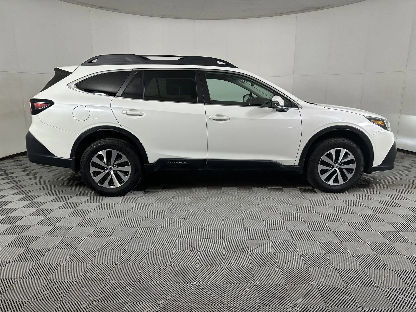Used 2021  Subaru  image 18