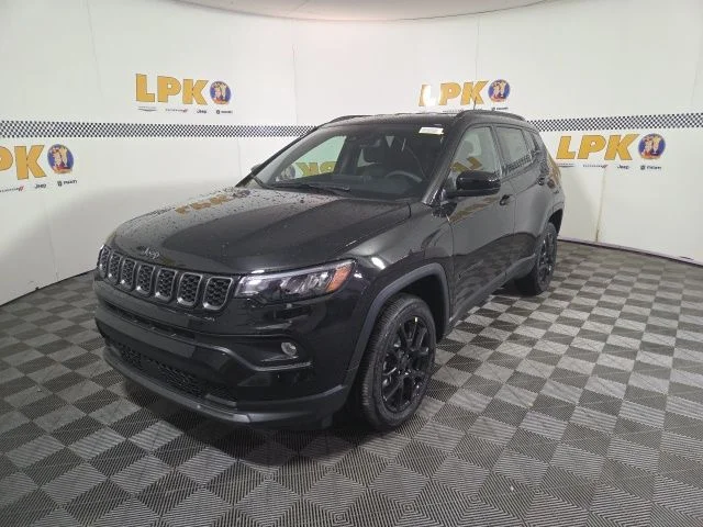 New 2026 Diamond Black Crystal Pearl-Coat Exterior Paint Jeep Latitude image 3