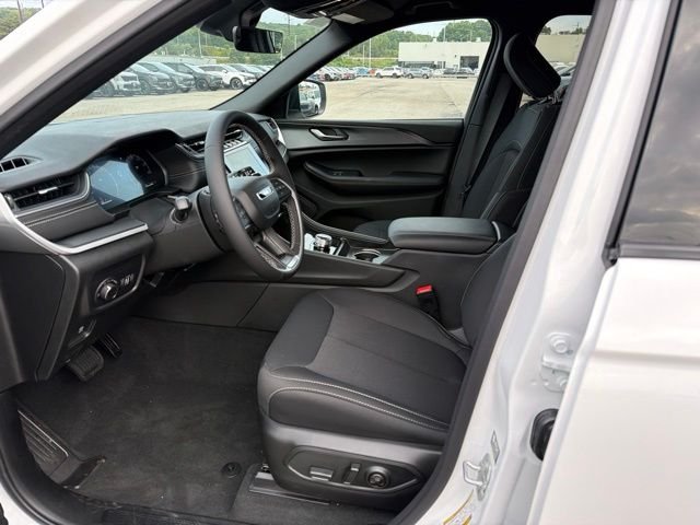 New 2026 Bright White Clear-Coat Exterior Paint Jeep Laredo image 11