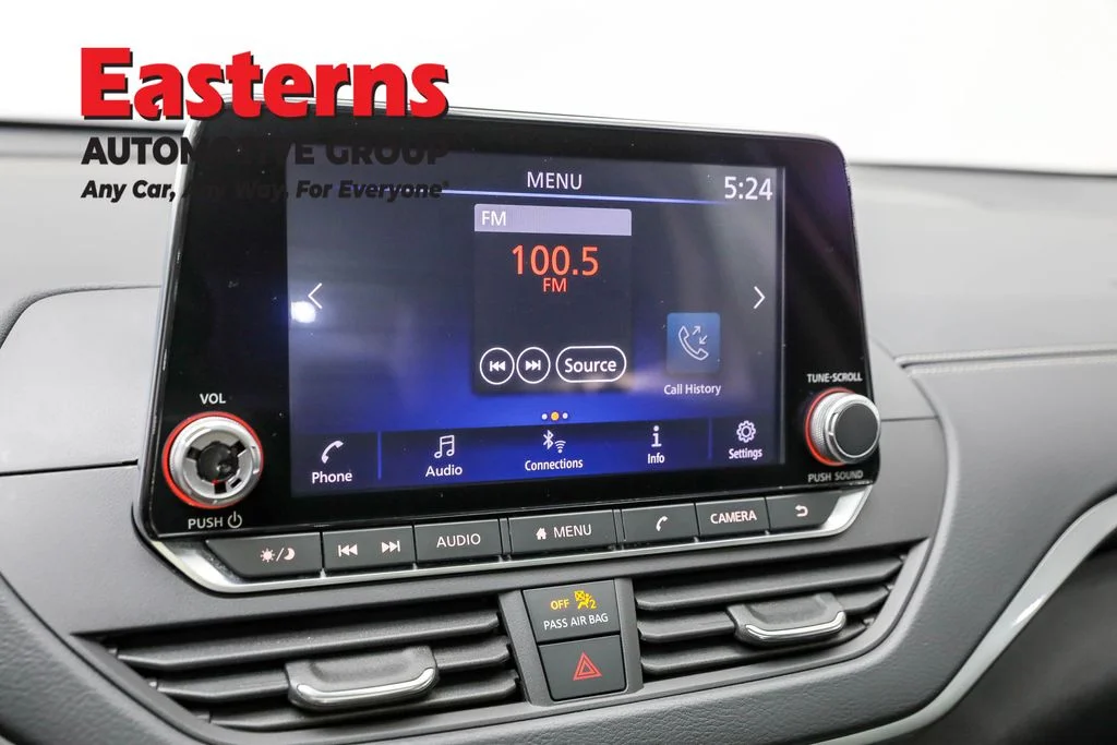 Used 2022 White Nissan 2.5 SV image 19