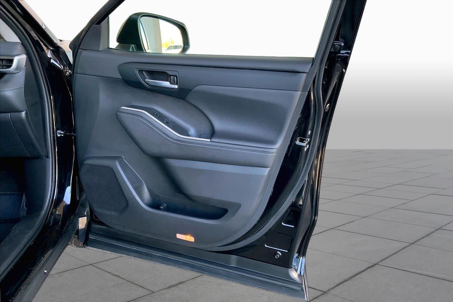 2024 Toyota Highlander LE - Photo 41