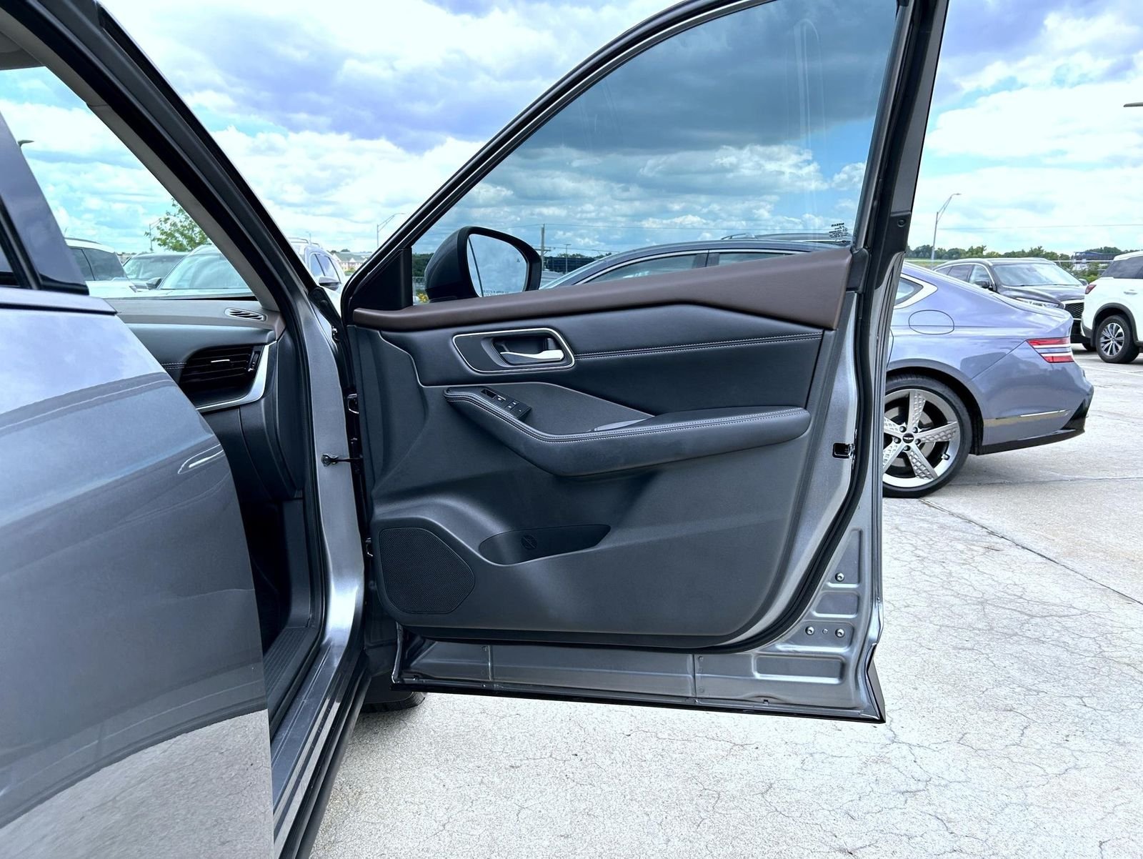 Used 2021 Gray Nissan SL image 16