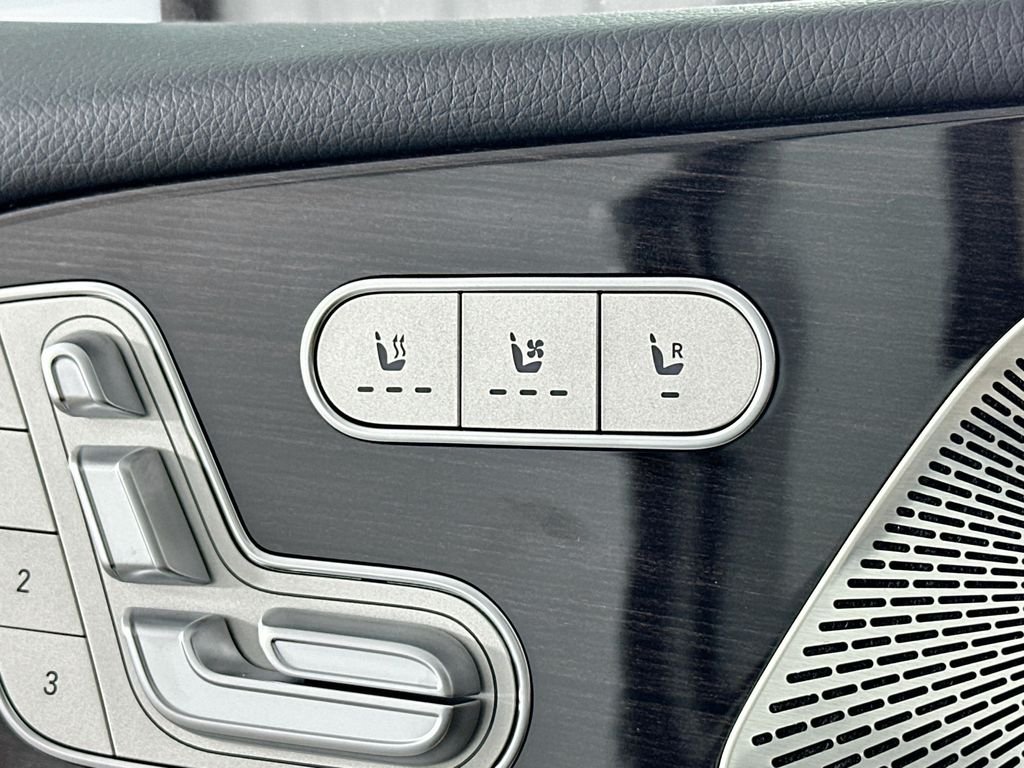 New 2026 MANUFAKTUR Moonlight White Metallic Mercedes-Benz GLS 450 image 21