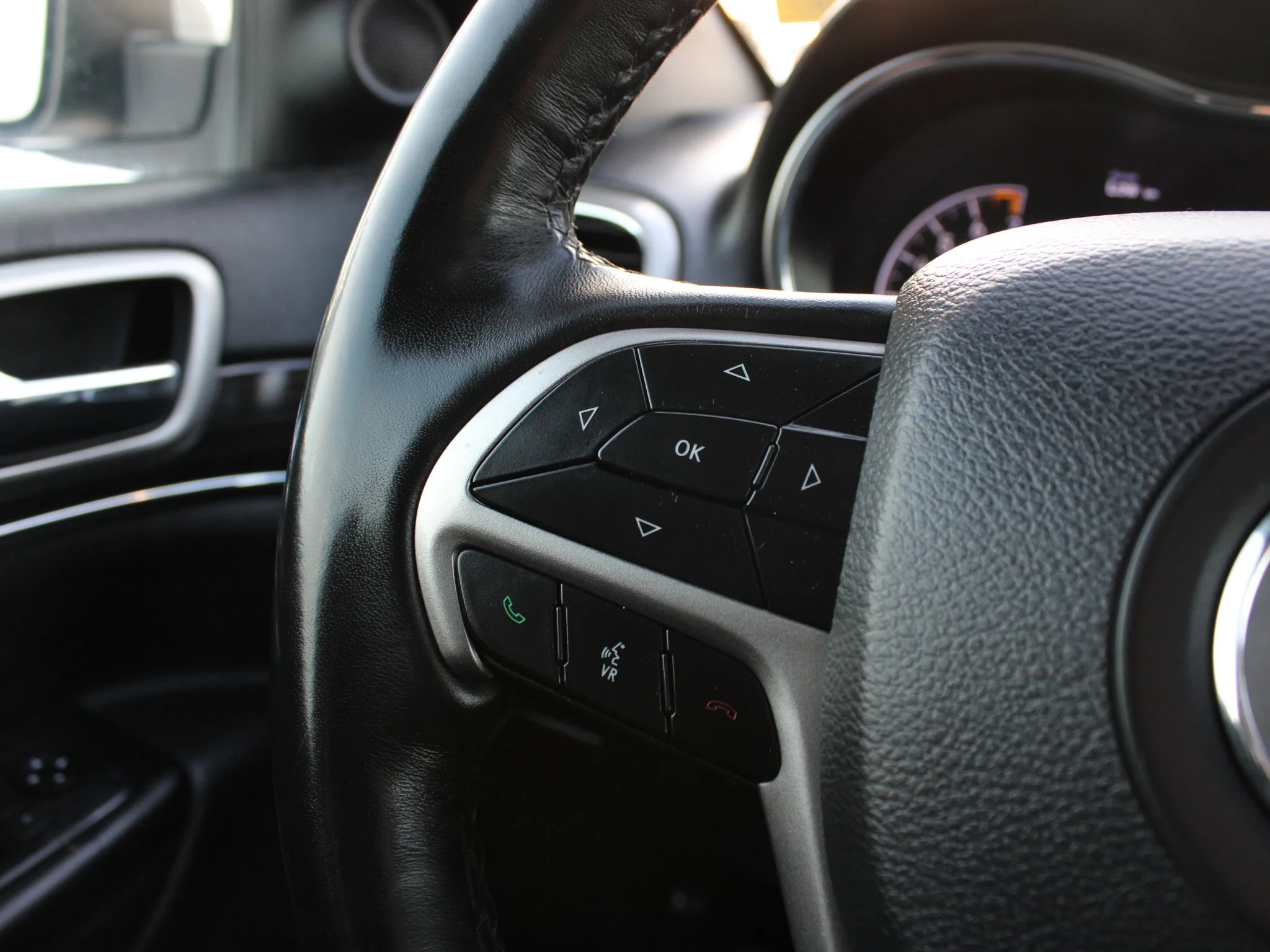 Used 2019 White Jeep Limited * No Accidents | Heated Seats | Apple CarPlay | V6 | Sunroof image 18