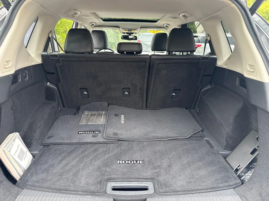 Used 2021 Gray Nissan Platinum image 14